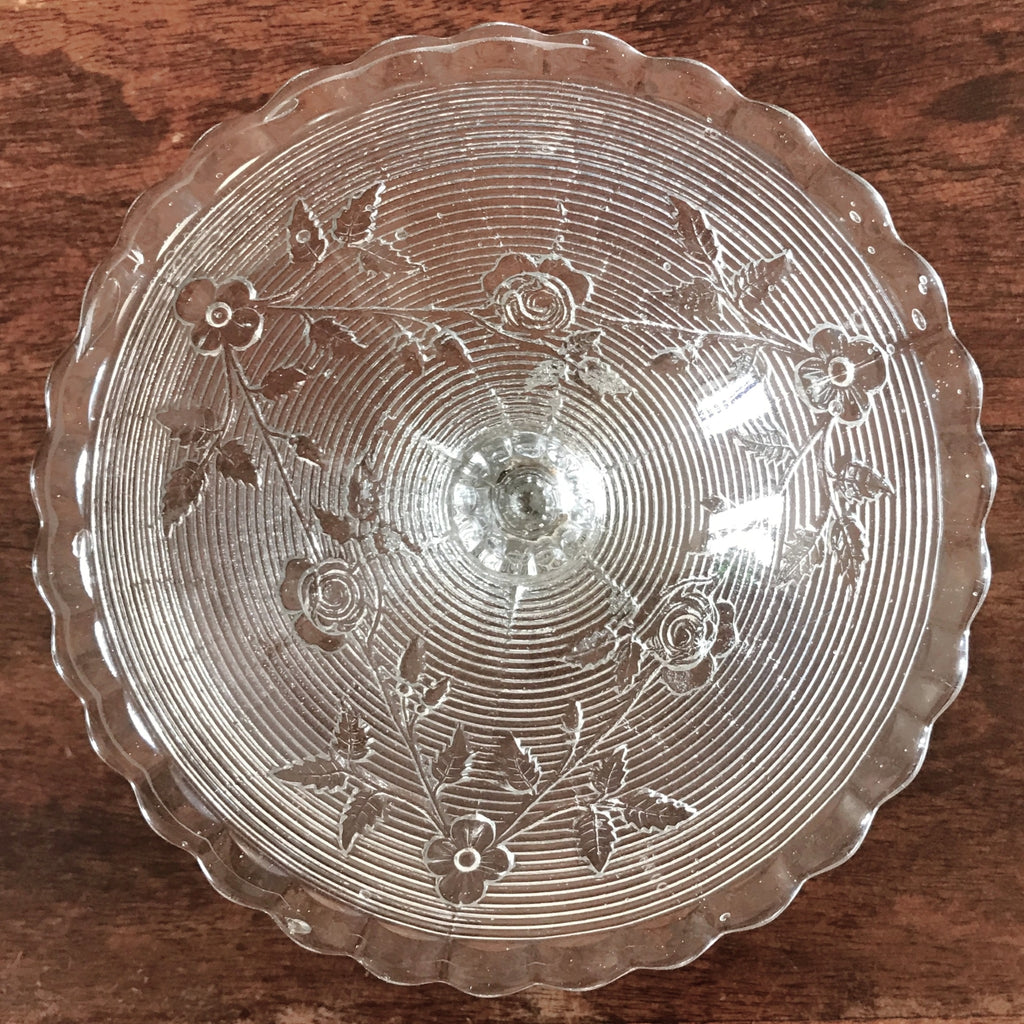 Coupelle à motifs fleuris sur pied en verre moulé par Hello Broc brocante en ligne