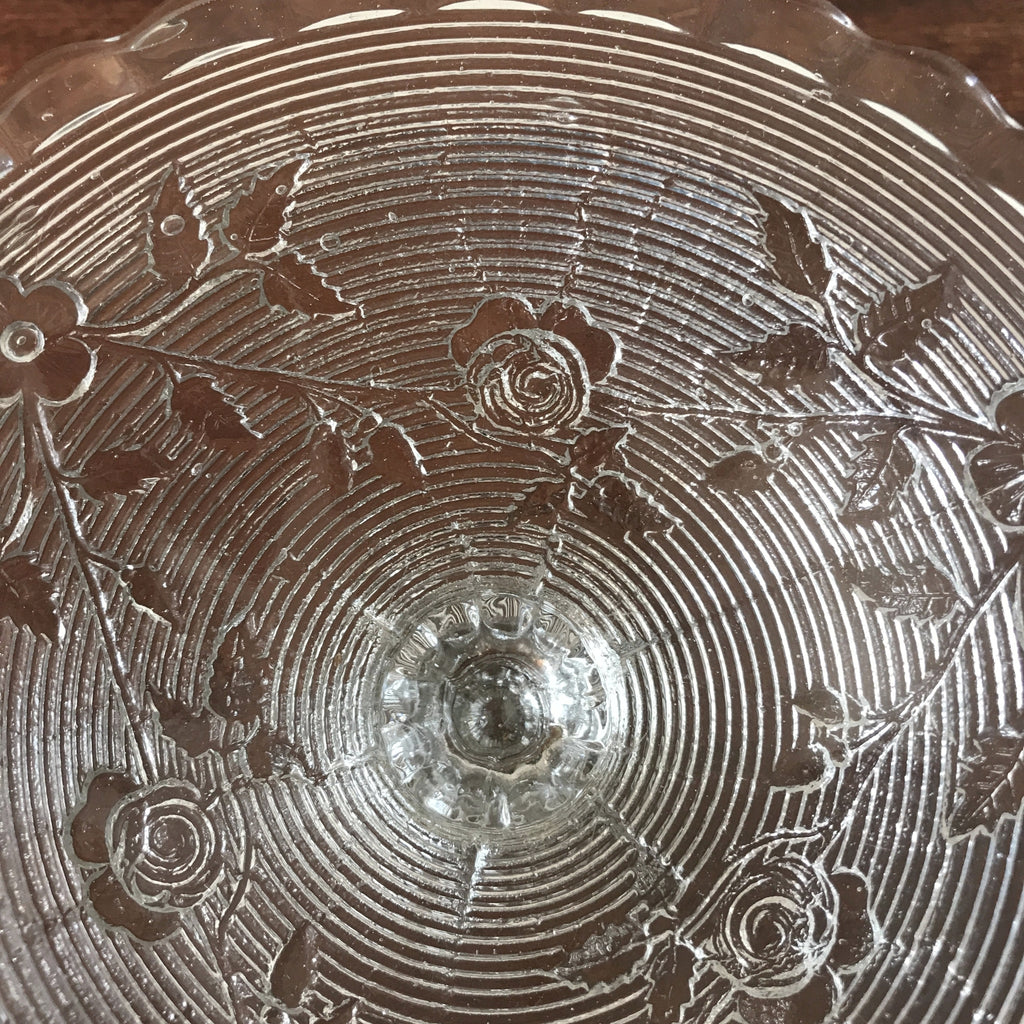 Coupelle à motifs fleuris sur pied en verre moulé par Hello Broc brocante en ligne