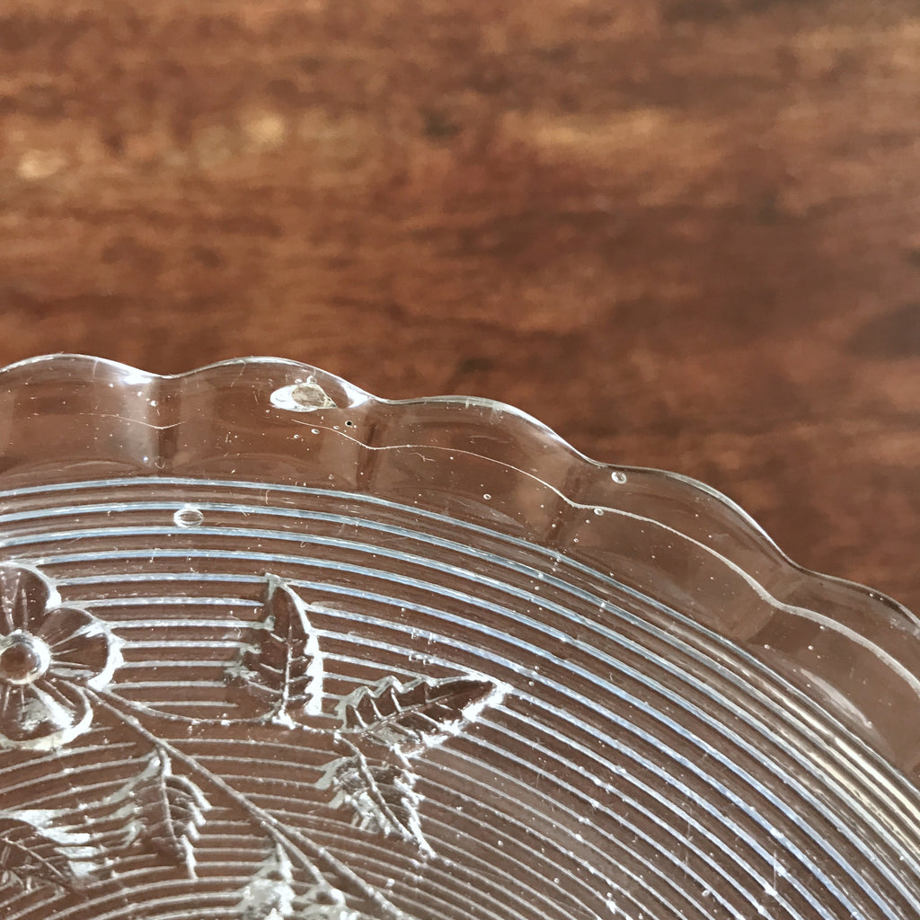 Coupelle à motifs fleuris sur pied en verre moulé par Hello Broc brocante en ligne