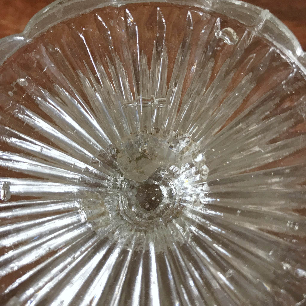 Coupelle à motifs fleuris sur pied en verre moulé par Hello Broc brocante en ligne