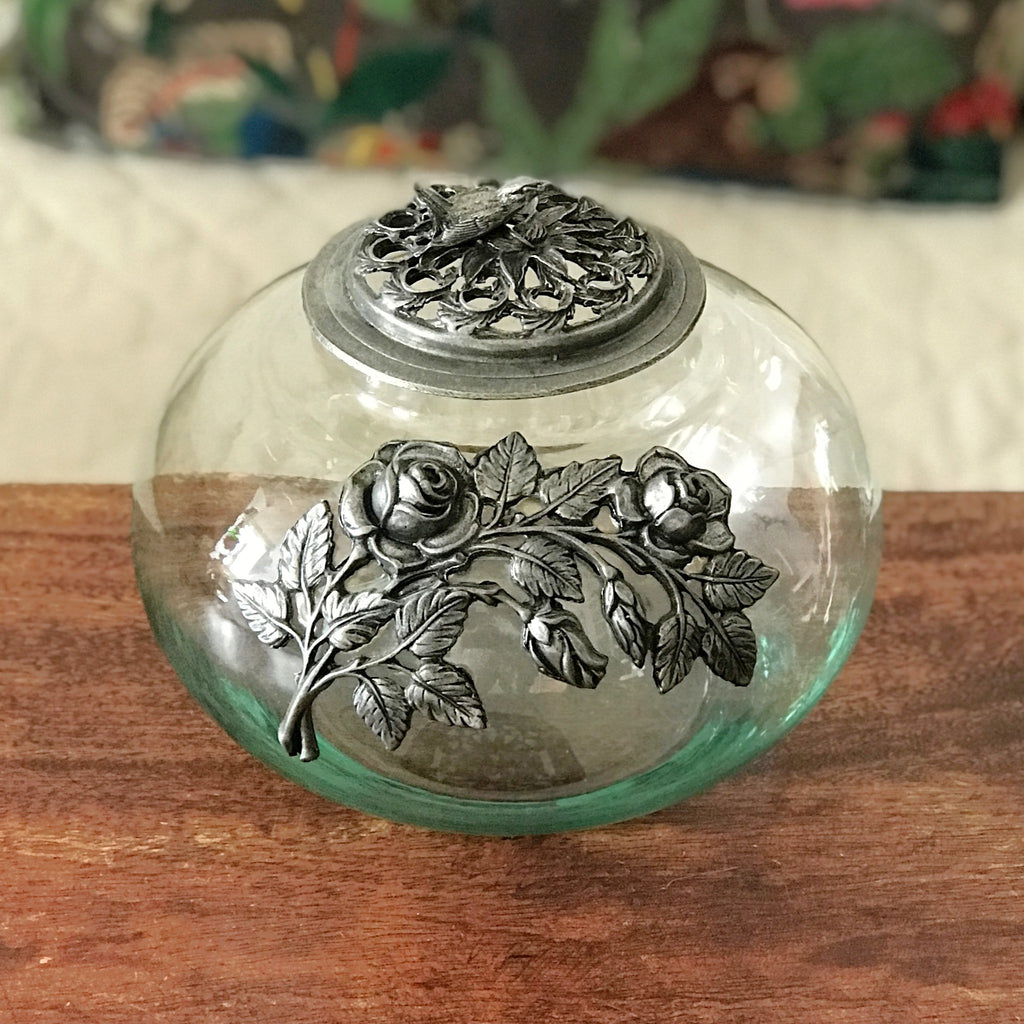 Grosse bonbonne décorative pour pot-pourri rehaussée motifs en étain - Hello Broc