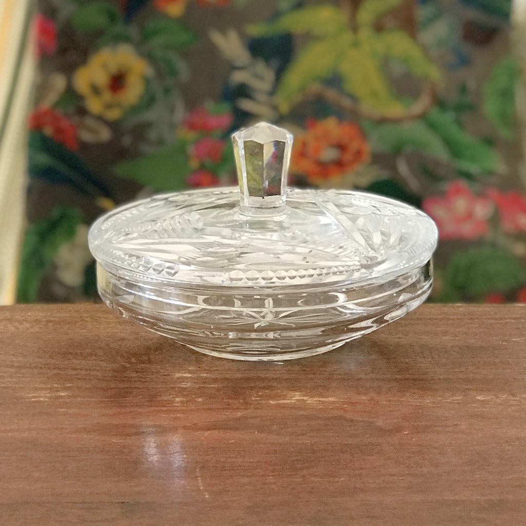 Grande bonbonnière ronde en cristal taillé années 40 par Hello Broc brocante en ligne