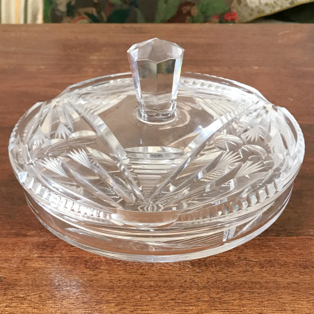 Grande bonbonnière ronde en cristal gravé années 40 par Hello Broc brocante en ligne