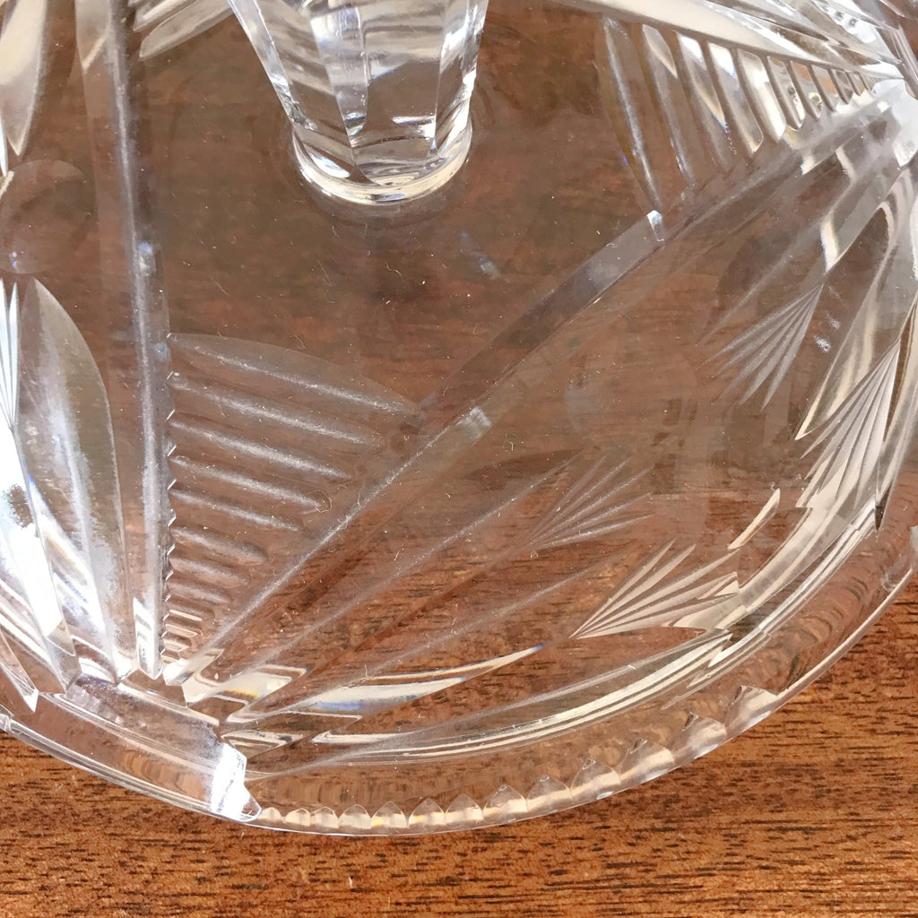 Grande bonbonnière ronde en cristal gravé années 40 par Hello Broc brocante en ligne