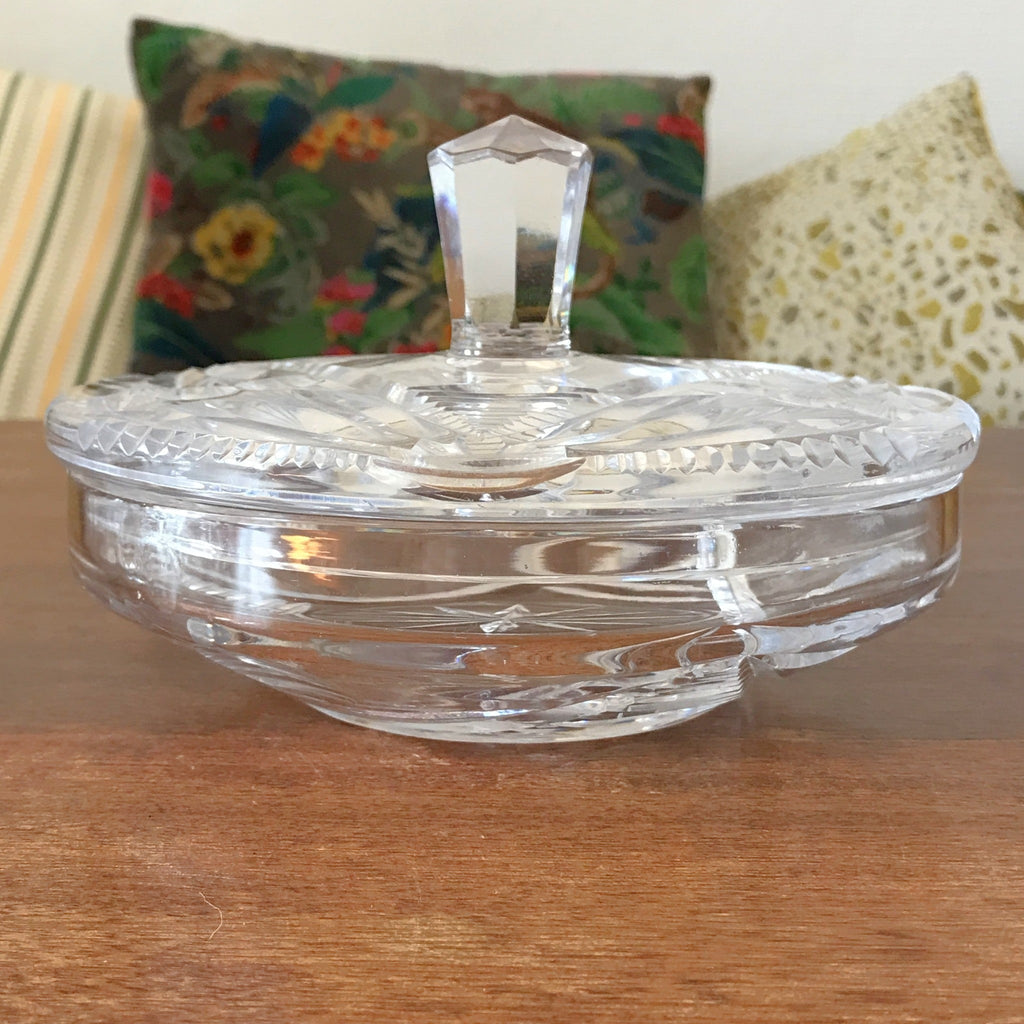 Grande bonbonnière ronde en cristal taillé années 40 par Hello Broc brocante en ligne