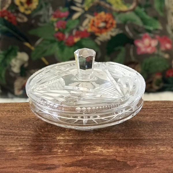 Grande bonbonnière ronde en cristal taillé années 40 par Hello Broc brocante en ligne