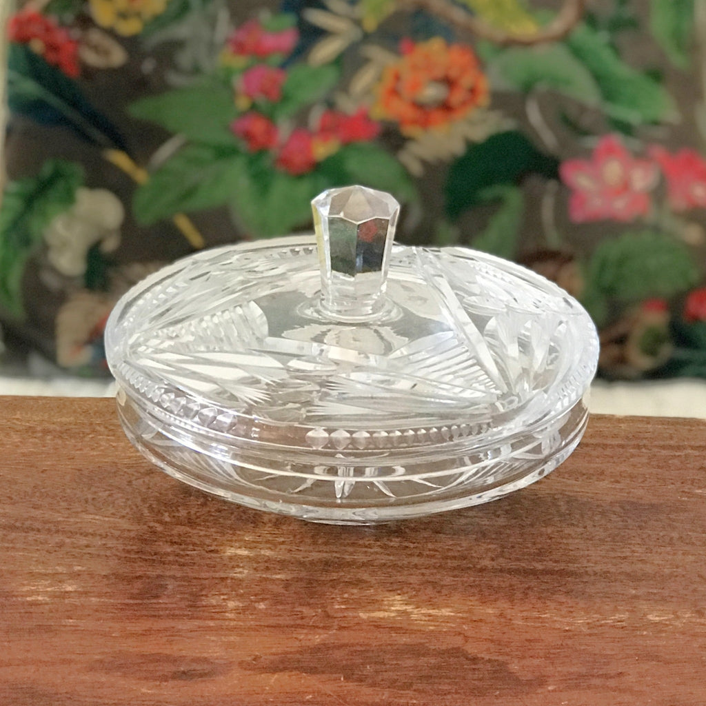 Grande bonbonnière ronde en cristal taillé années 40 par Hello Broc brocante en ligne