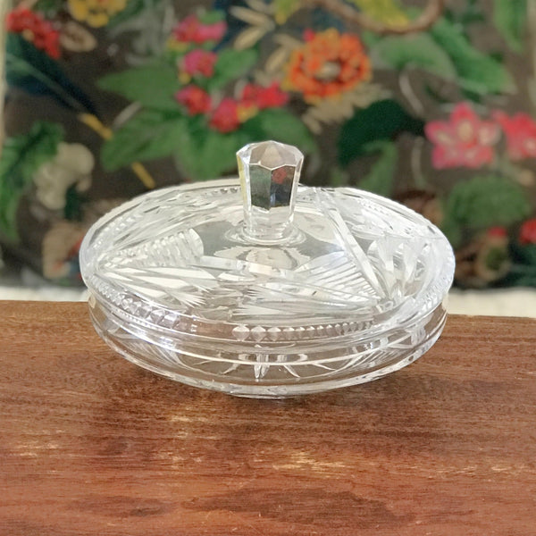 Grande bonbonnière ronde en cristal taillé années 40 par Hello Broc brocante en ligne