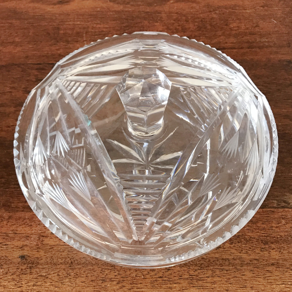 Grande bonbonnière ronde en cristal taillé années 40 par Hello Broc brocante en ligne