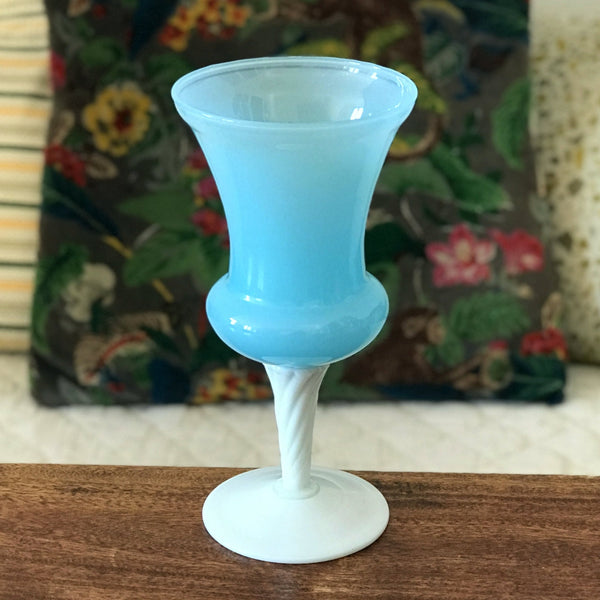 Coupe sur pied en opaline bleue et blanche par Hello Broc brocante en ligne