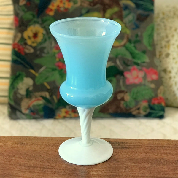 Coupe sur pied en opaline bleue et blanche par Hello Broc brocante en ligne