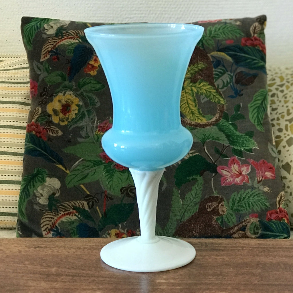 Coupe sur pied en opaline bleue et blanche par Hello Broc brocante en ligne