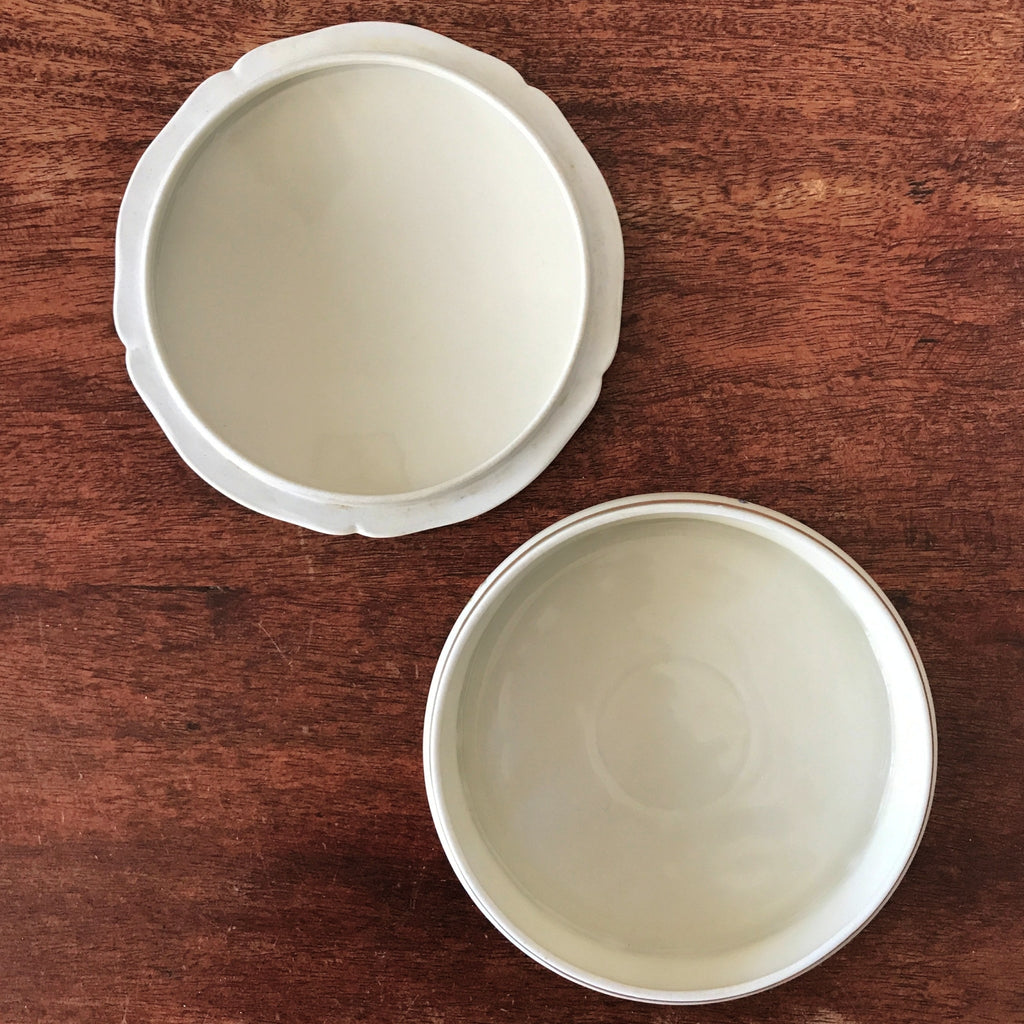 Grande boîte ronde et plate / bonbonnière ou boîte à bijoux en porcelaine de Limoges décor roses par Hello Broc brocante en ligne