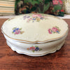 Grande boîte ronde et plate / bonbonnière ou boîte à bijoux en porcelaine de Limoges décor roses par Hello Broc brocante en ligne