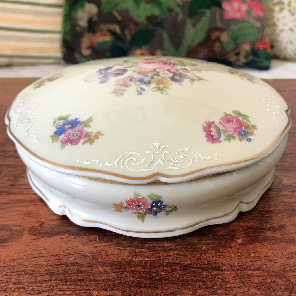 Grande boîte ronde et plate / bonbonnière ou boîte à bijoux en porcelaine de Limoges décor roses par Hello Broc brocante en ligne