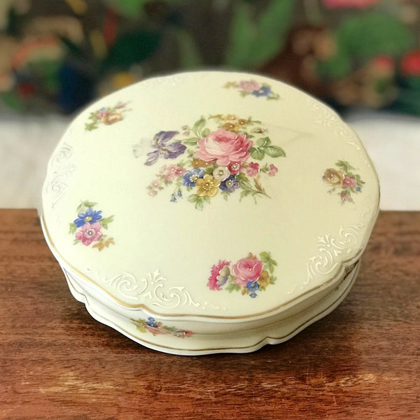 Grande boîte ronde et plate / bonbonnière ou boîte à bijoux en porcelaine de Limoges décor roses par Hello Broc brocante en ligne