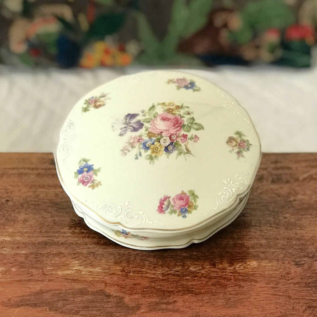 Grande boîte ronde et plate / bonbonnière ou boîte à bijoux en porcelaine de Limoges décor roses par Hello Broc brocante en ligne