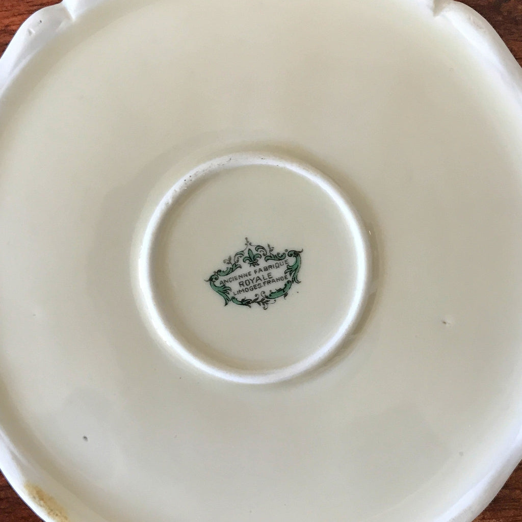 Grande boîte ronde et plate / bonbonnière ou boîte à bijoux en porcelaine de Limoges décor roses par Hello Broc brocante en ligne