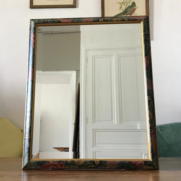 Miroir biseauté contour bois peint frise fleurs multicolores 55 x 45 cm par Hello Broc brocante en ligne