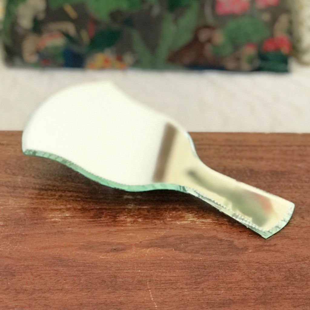 Miroir face à main bordure biseautée et taillée sur le biseau par Hello Broc brocante en ligne