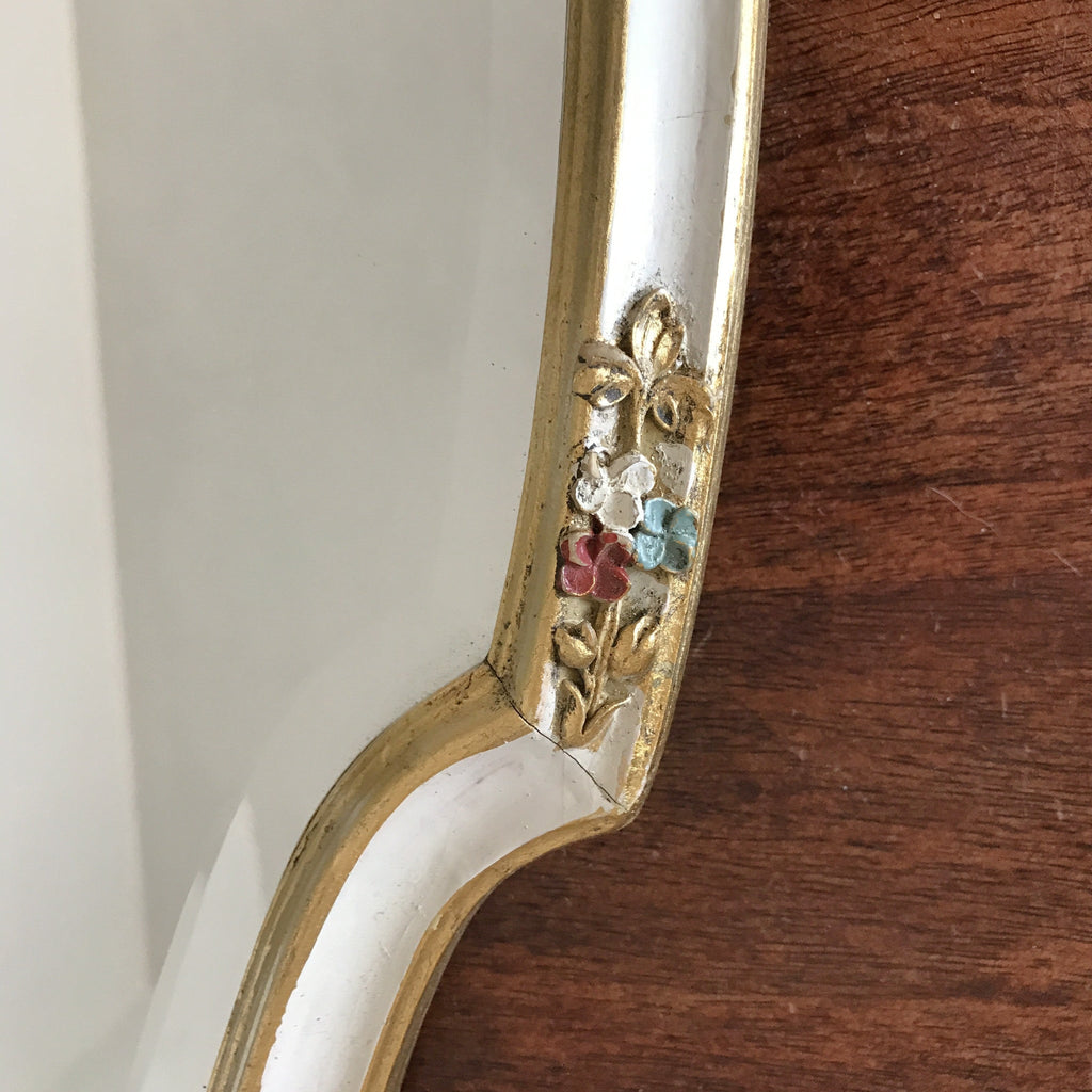 Miroir style Louis XVI vitre biseautée décoré de fleurs sculptées par Hello Broc brocante en ligne