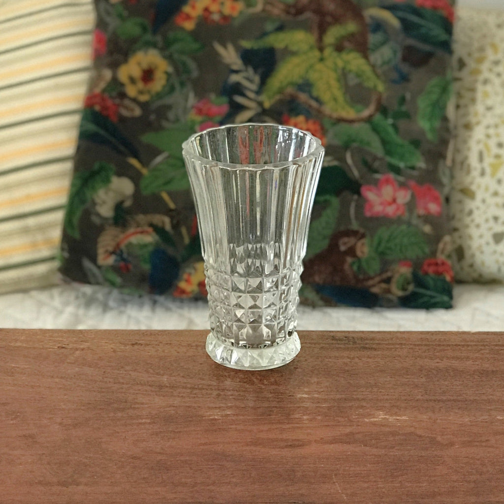 Vase cornet  hauteur de 17 cm en verre moulé pointe de diamant par Hello Broc brocante en ligne