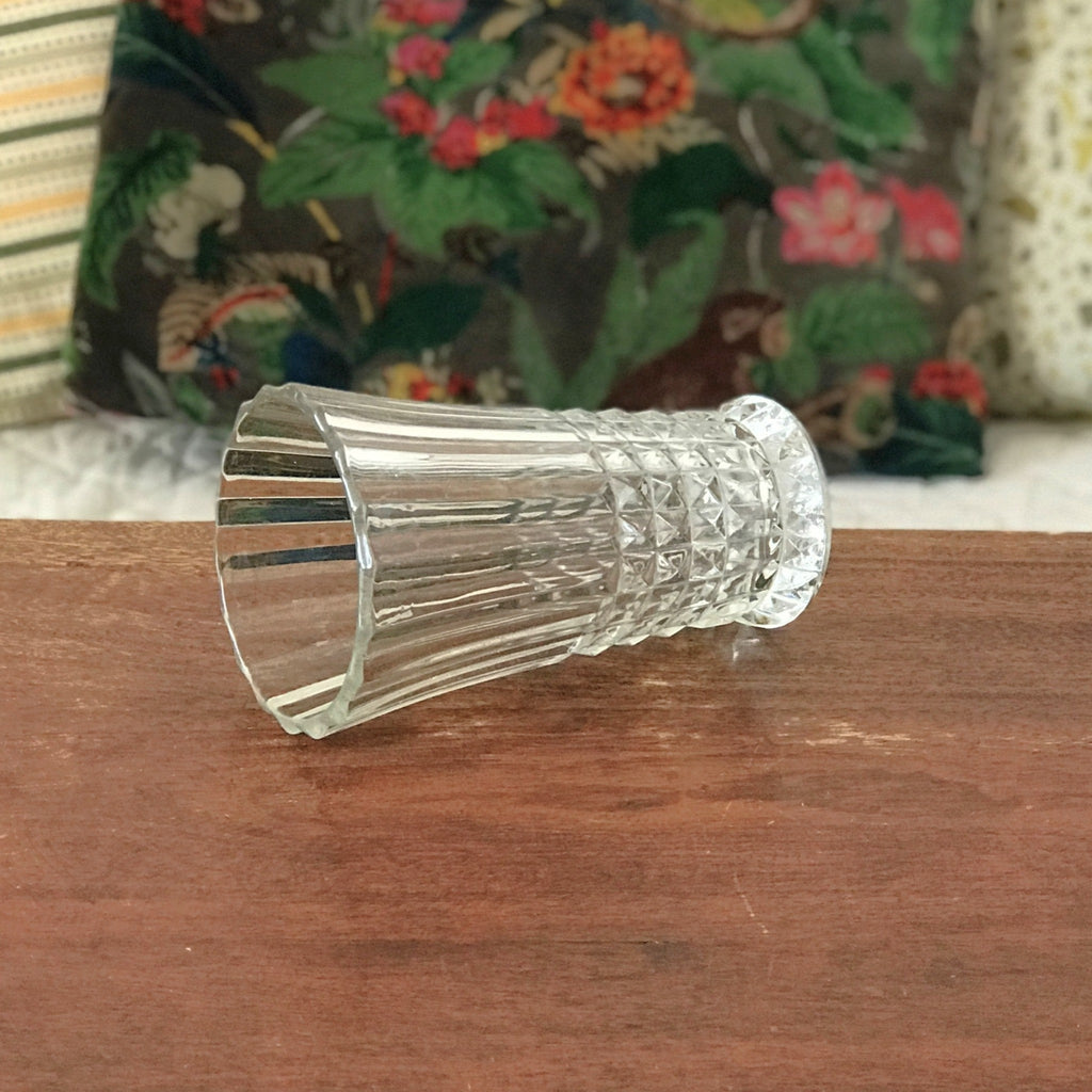 Vase cornet  hauteur de 17 cm en verre moulé pointe de diamant par Hello Broc brocante en ligne