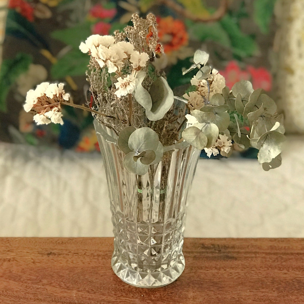 Vase cornet  hauteur de 17 cm en verre moulé pointe de diamant par Hello Broc brocante en ligne