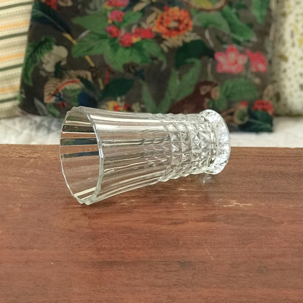 Vase cornet  hauteur de 17 cm en verre moulé pointe de diamant par Hello Broc brocante en ligne