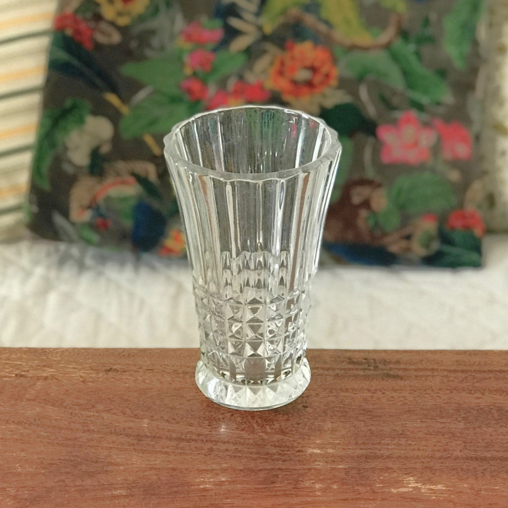 Vase cornet  hauteur de 17 cm en verre moulé pointe de diamant par Hello Broc brocante en ligne