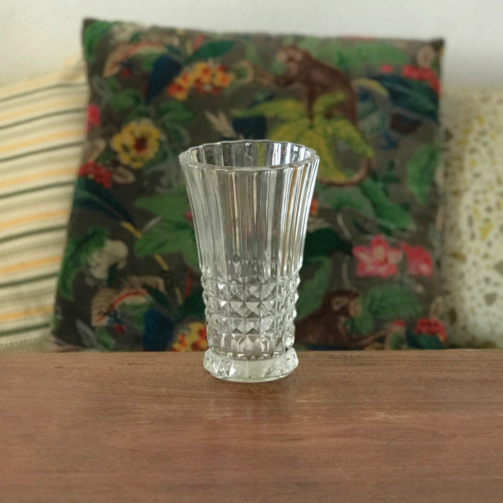 Vase cornet  hauteur de 17 cm en verre moulé pointe de diamant par Hello Broc brocante en ligne