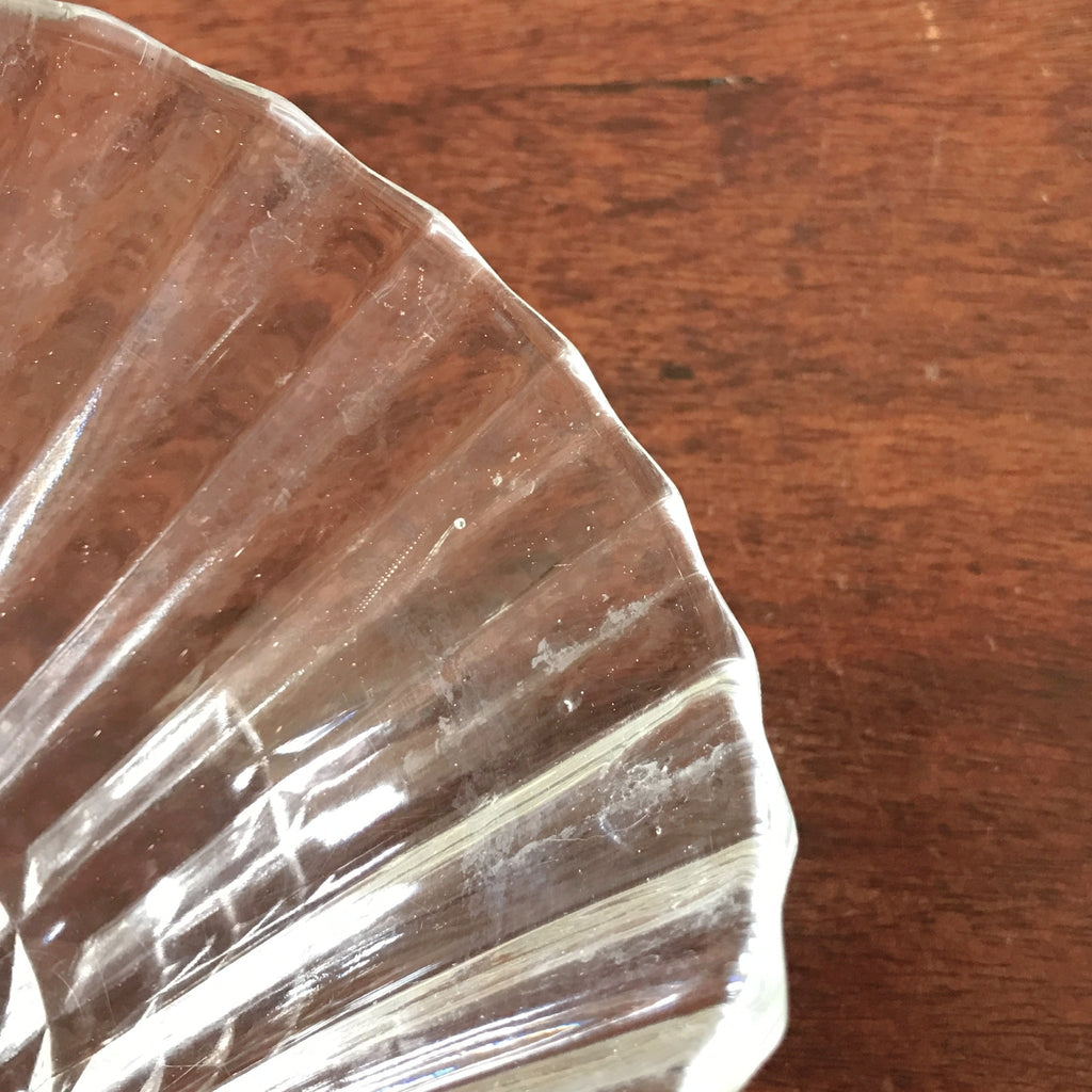 Vase cornet  hauteur de 17 cm en verre moulé pointe de diamant par Hello Broc brocante en ligne