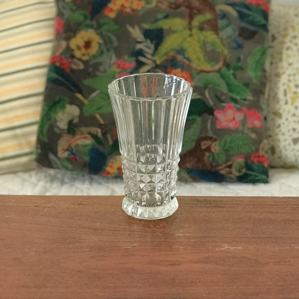 Vase cornet  hauteur de 17 cm en verre moulé pointe de diamant par Hello Broc brocante en ligne