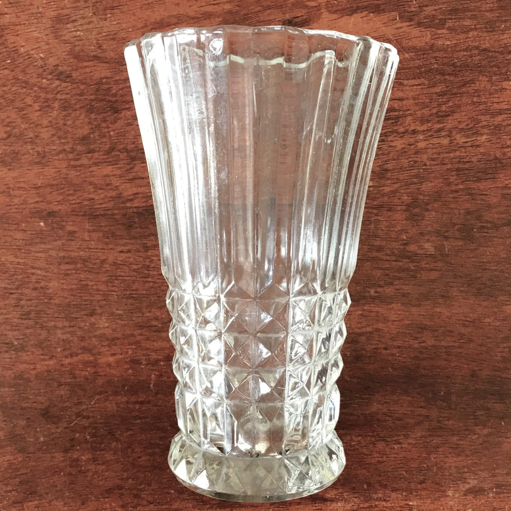 Vase cornet  hauteur de 17 cm en verre moulé pointe de diamant par Hello Broc brocante en ligne
