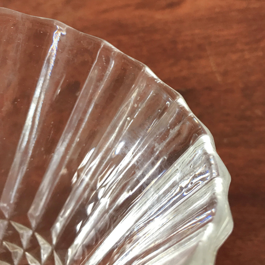 Vase cornet  hauteur de 17 cm en verre moulé pointe de diamant par Hello Broc brocante en ligne