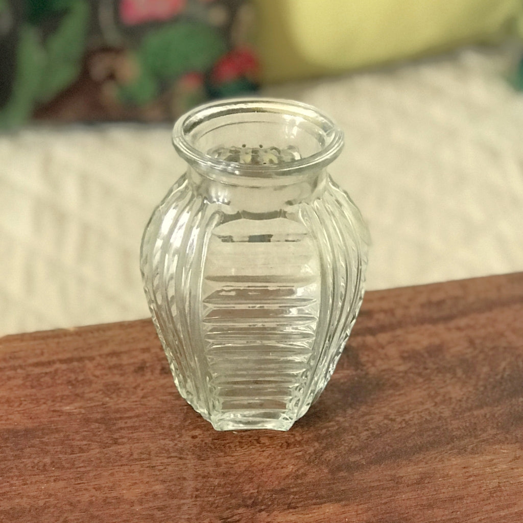 Petit vase en verre moulé style Art Déco forme arrondie et hexagonale hauteur 13 cm par Hello Broc brocante en ligne