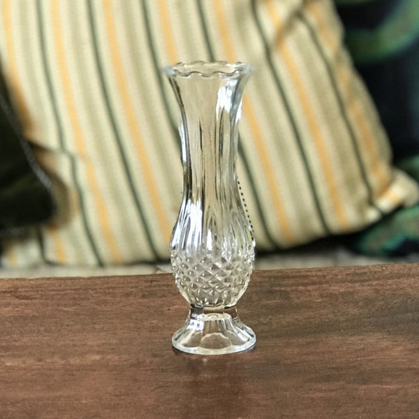 Petit vase à muguet ou soliflore en verre moulé incolore - Hello Broc brocante en ligne