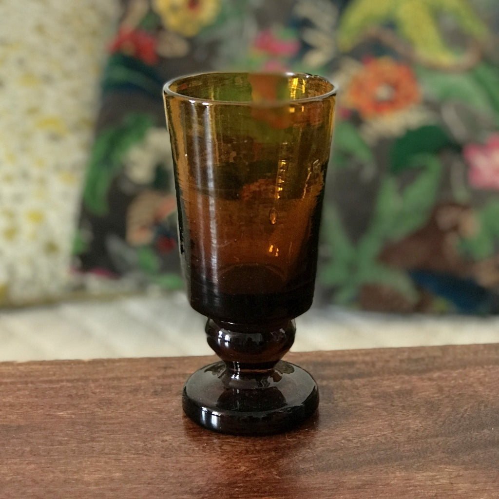 Vase photophore vintage sur pied en verre soufflé ambré hauteur 15 cm par Hello Broc brocante en ligne