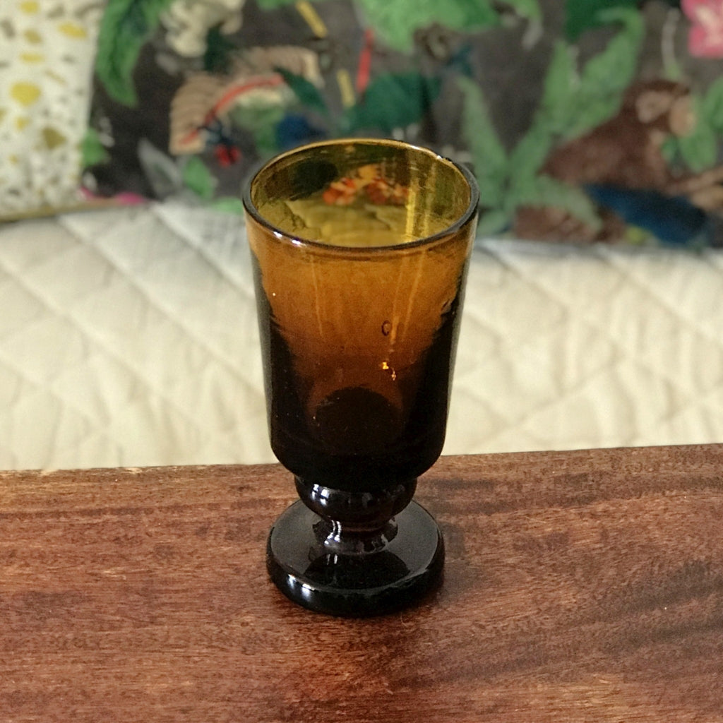 Vase photophore vintage sur pied en verre soufflé ambré hauteur 15 cm par Hello Broc brocante en ligne