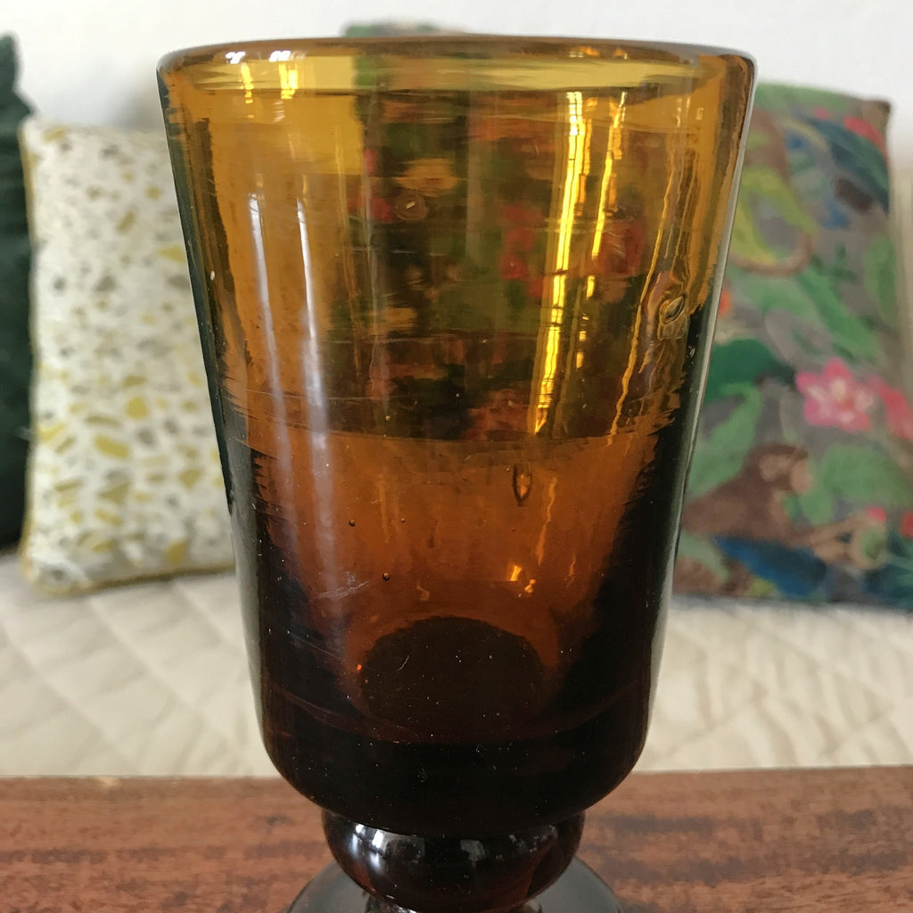 Vase photophore vintage sur pied en verre soufflé ambré hauteur 15 cm par Hello Broc brocante en ligne