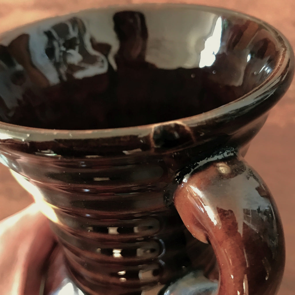 Petit vase poterie à doubles anses en céramique marron de Vallauris années 60 par Hello Broc brocante en ligne