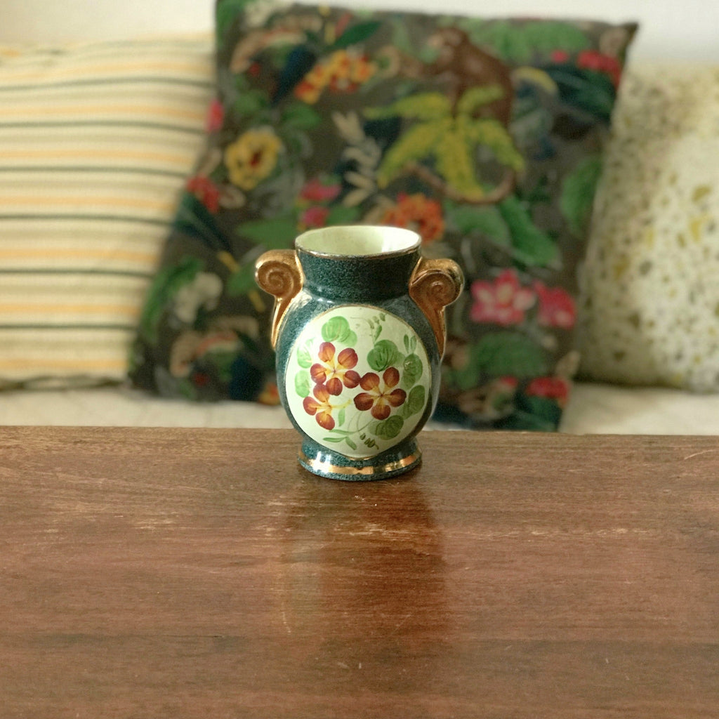 Petit vase en céramique verte avec un bouquet de fleurs en médaillon Enghien France