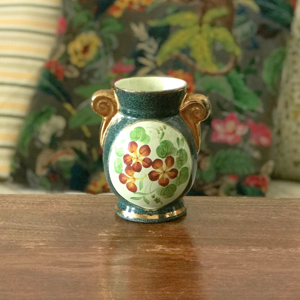 Petit vase en céramique verte avec un bouquet de fleurs en médaillon Enghien France