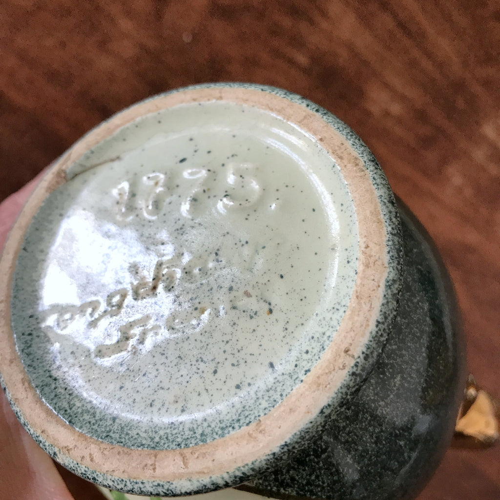 Petit vase en céramique verte avec un bouquet de fleurs en médaillon Enghien France