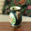 Petit vase en céramique verte avec un bouquet de fleurs en médaillon Enghien France