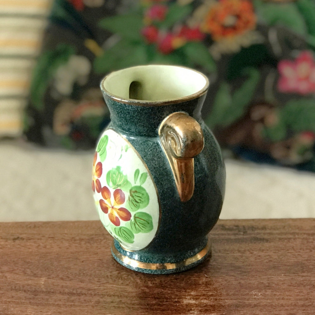 Petit vase en céramique verte avec un bouquet de fleurs en médaillon Enghien France