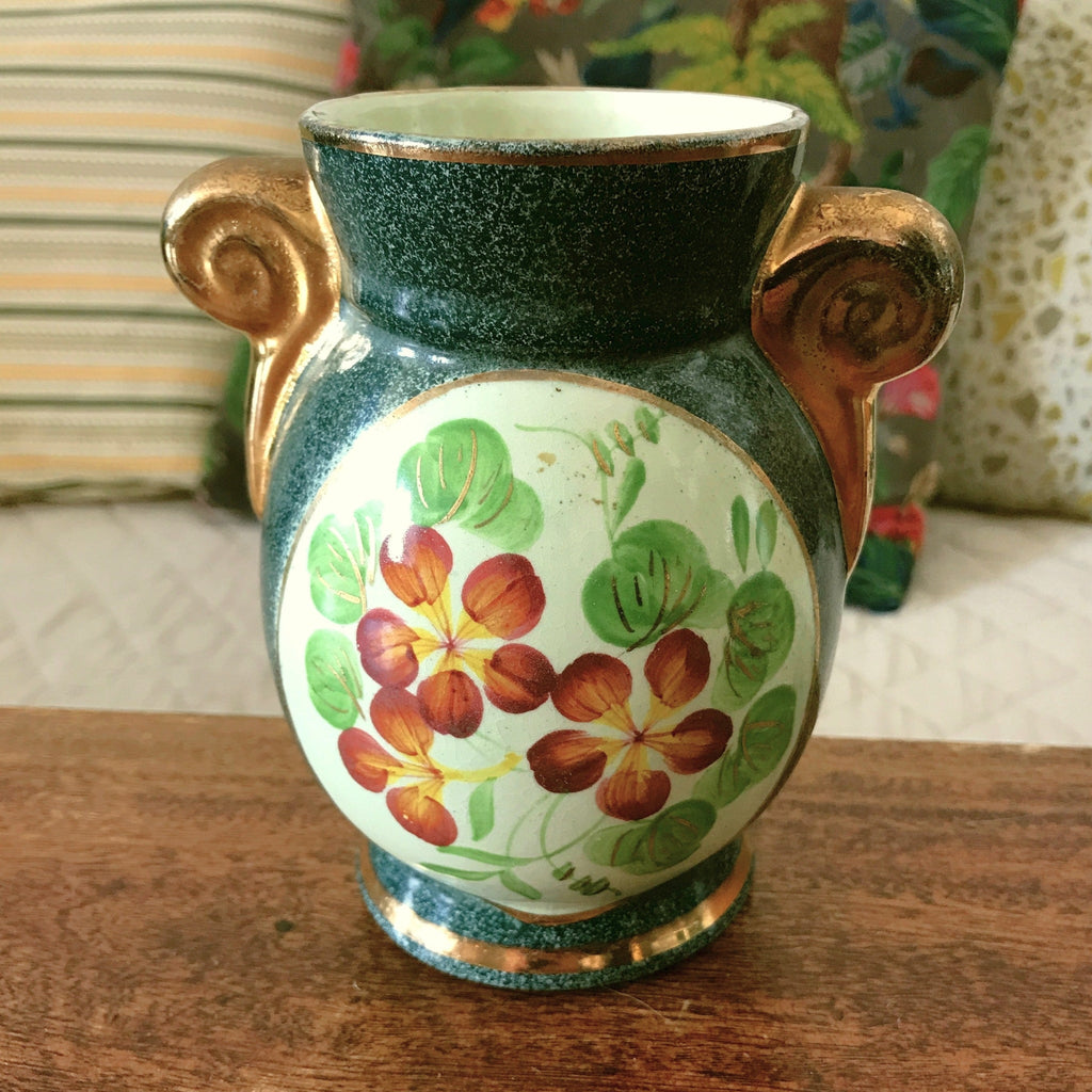 Petit vase en céramique verte avec un bouquet de fleurs en médaillon Enghien France