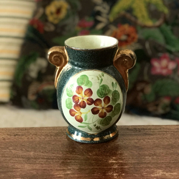 Petit vase en céramique verte avec un bouquet de fleurs en médaillon Enghien France