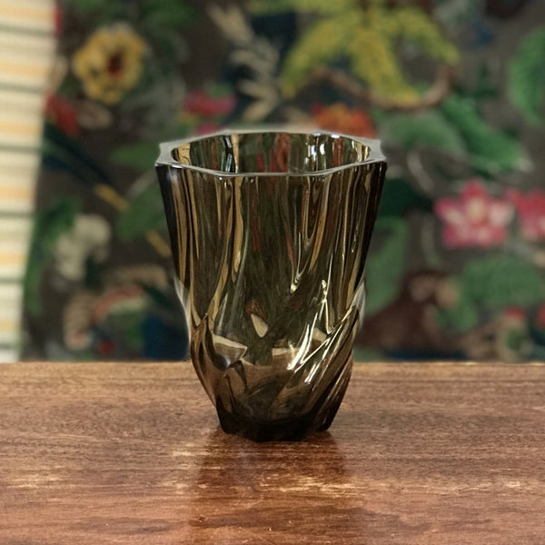 Vase vintage moyen verre fumé torsadé hauteur 13 cm par Hello Broc brocante en ligne