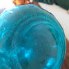 Vase bleu vintage en verre moulé de taille moyenne hauteur 22 cm par Hello Broc brocante en ligne